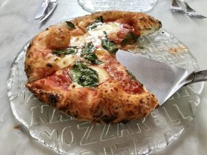 Lee más sobre el artículo Qué diferencia la pizza de Nápoles de la Argentina